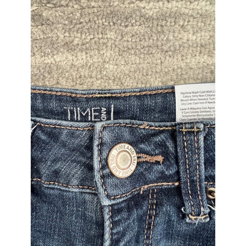 Time and Tru Denim Shorts Womens 4 Blue Mid-Rise Distressed Raw Hem Dark Wash - Picture 8 of 15